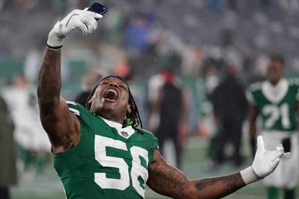 Quincy Williams arrives in Joker makeup for Jets’ Gotham City game against Dolphins