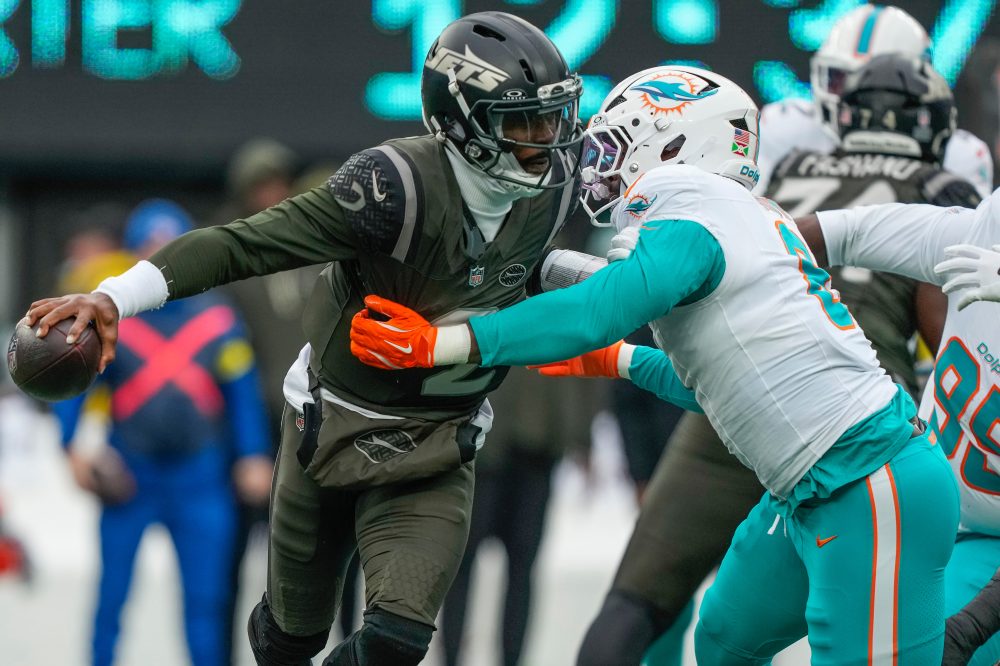 Jets rookie Brady Cook steps in for injured Tyrod Taylor, makes NFL debut against Dolphins