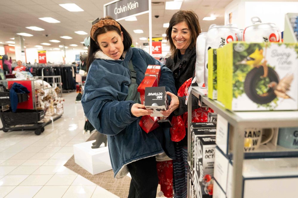 Retail sales unchanged in October as shoppers moderated spending due to economic uncertainty