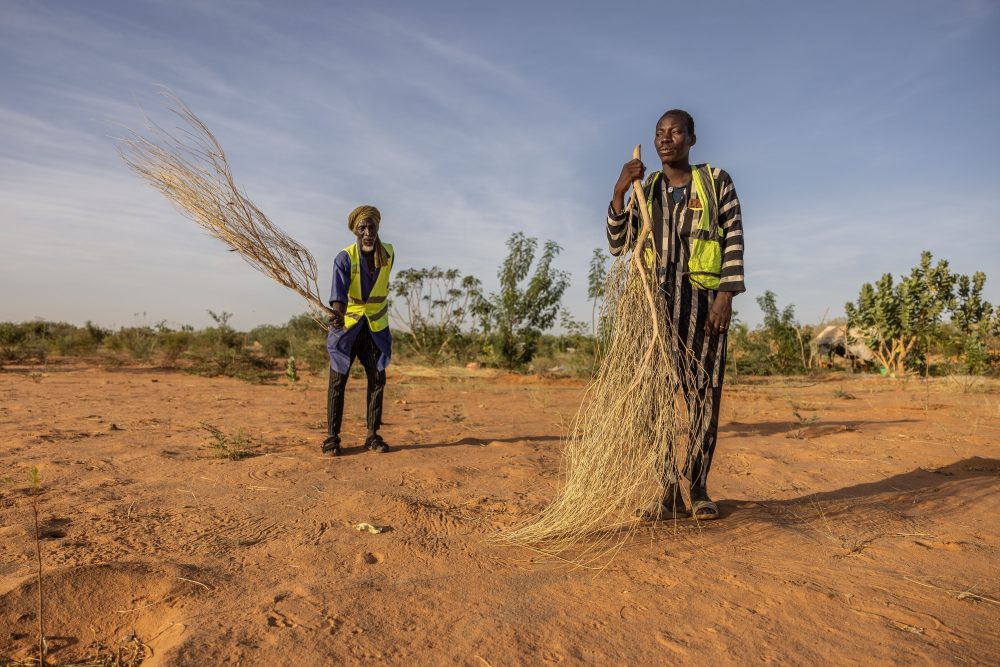 Refugee firefighters in Mauritania battle bushfires to give back to the community that took them in
