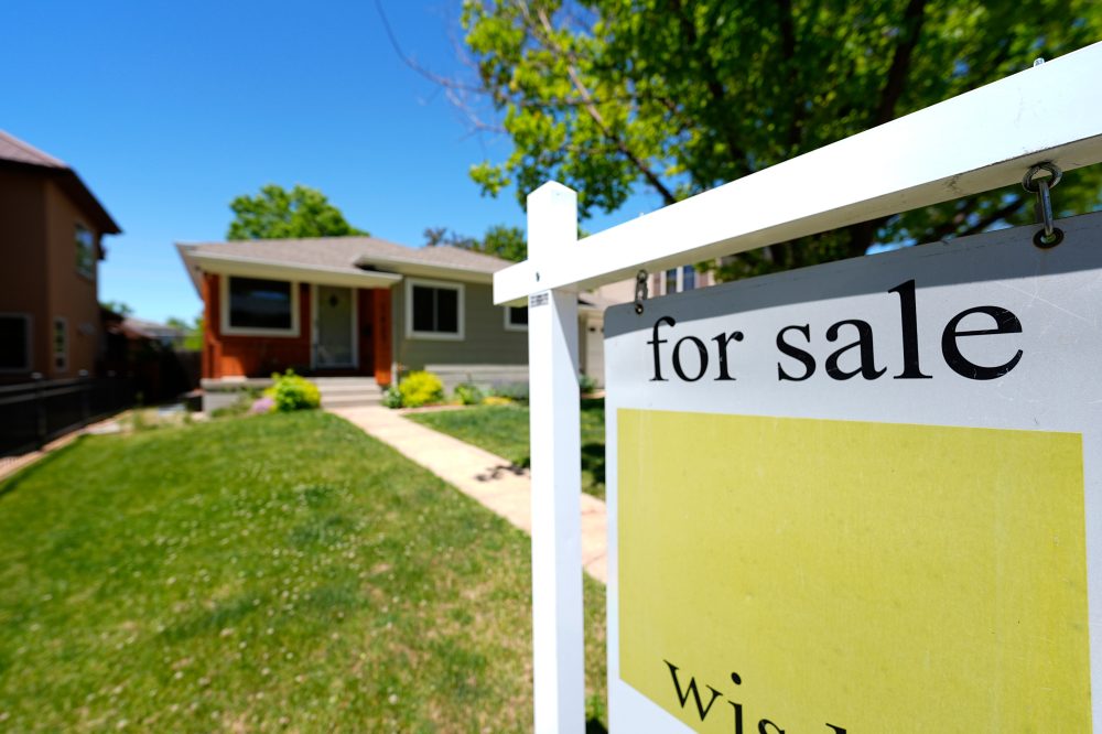 Average US long-term mortgage rate edges lower, remaining near its low for the year