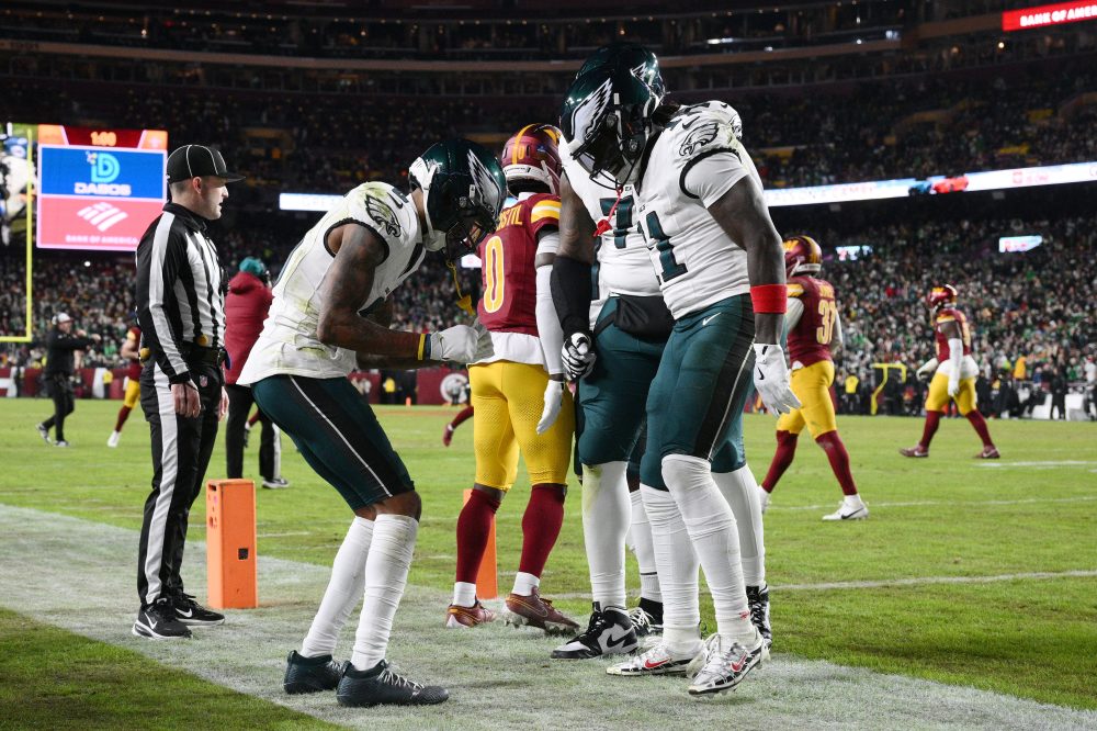 Jalen Hurts and the Eagles win their second NFC East title in a row by beating the Commanders 29-18