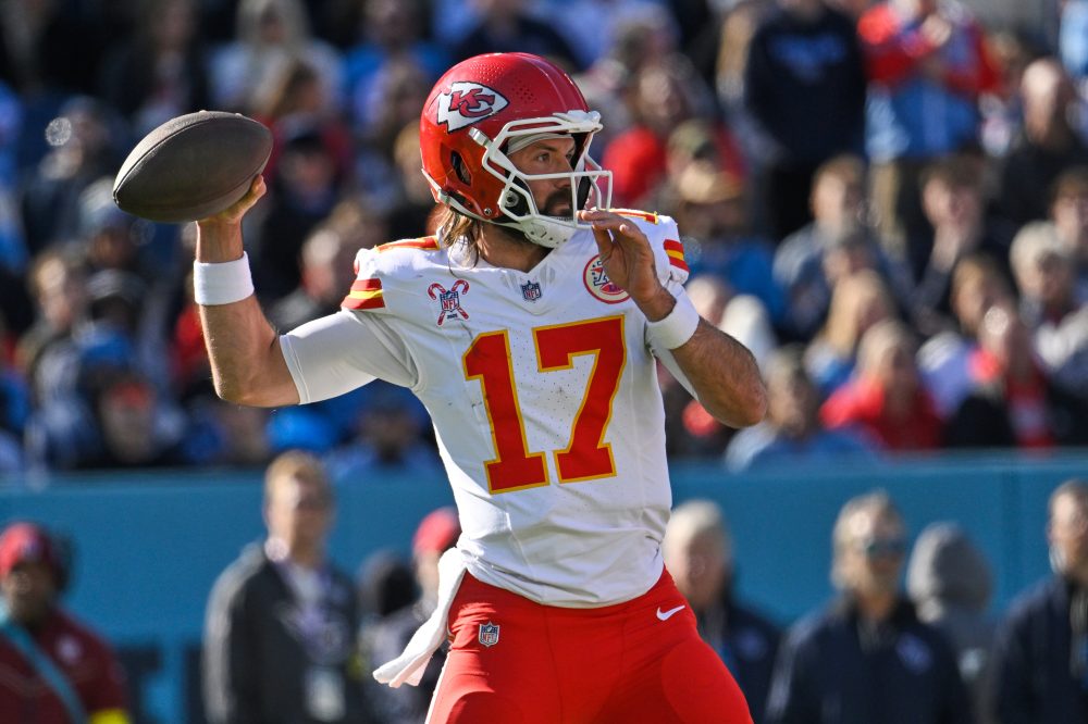 Chiefs QB Minshew knocked out of game by Titans with injured knee, replaced by Oladokun