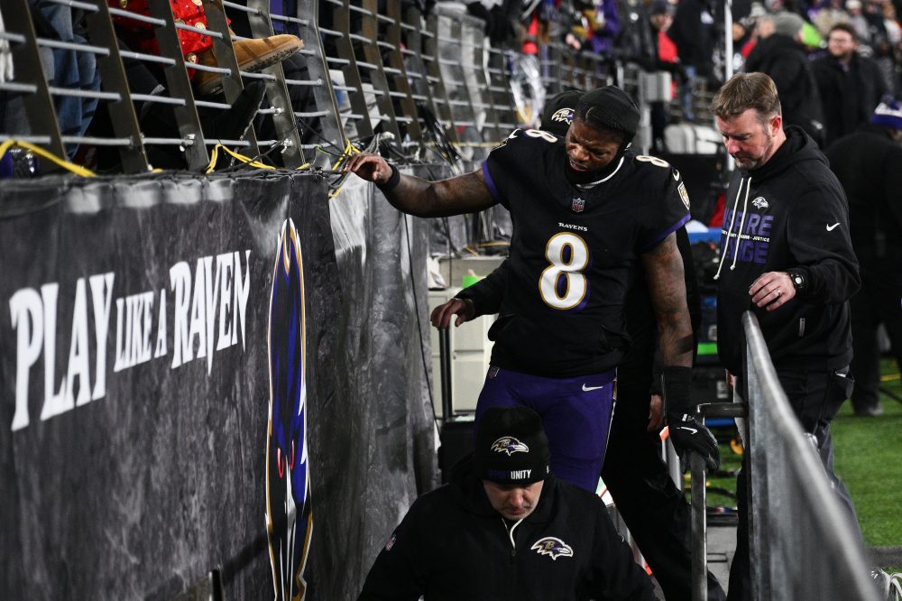 Ravens’ Lamar Jackson leaves in the 2nd quarter against Patriots with a back injury