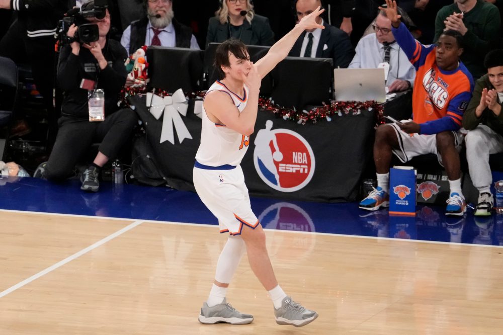 Tyler Kolek chases down Donovan Mitchell for a block and helps the Knicks catch the Cavaliers