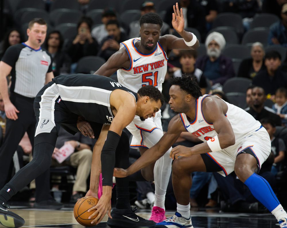 Spurs’ Wembanyama leaves game vs. Knicks with apparent leg injury, returns to bench for end of game