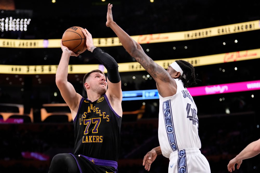 Doncic and James score 30+ each for 1st time this season in Lakers’ 128-121 win over Grizzlies