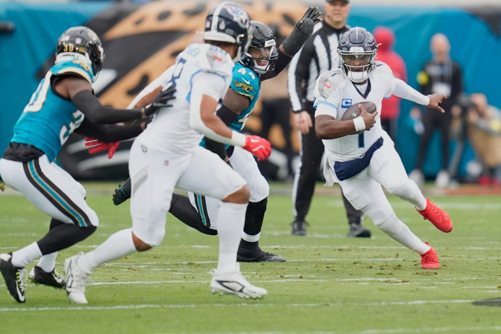 Titans QB Cam Ward leaves season finale at Jaguars with right shoulder injury