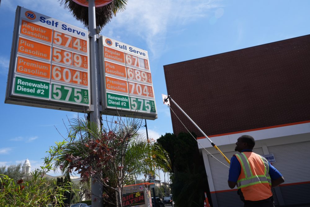 Oil and gas prices rapidly rise as Iran war shows no signs of letting up