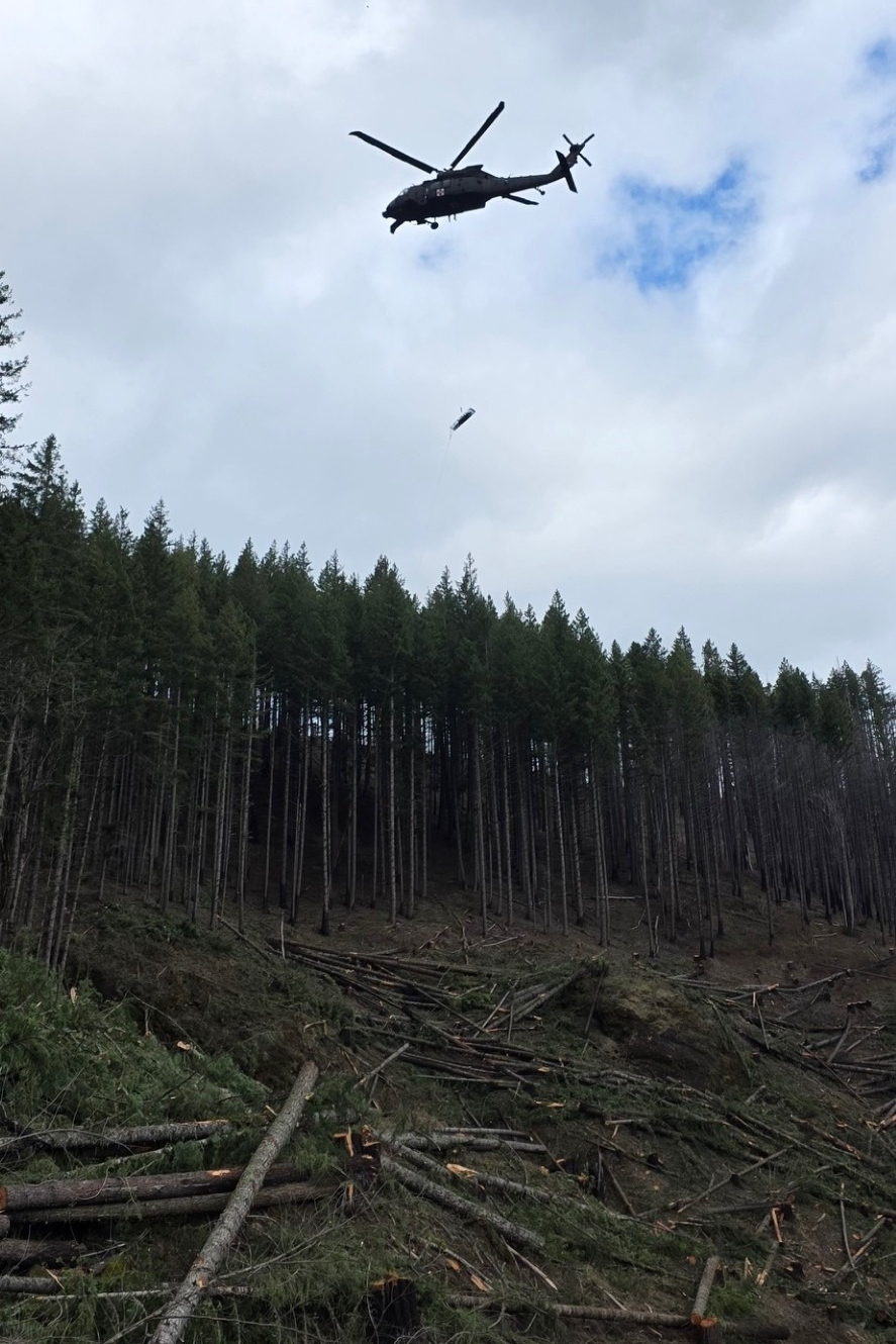 Oregon Army National Guard hoists injured logger to safety in Mount Hood National Forest