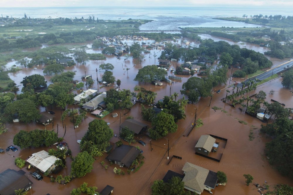Over 4,000 told to evacuate flooding in Hawaii as officials warn 120-year-old dam could fail