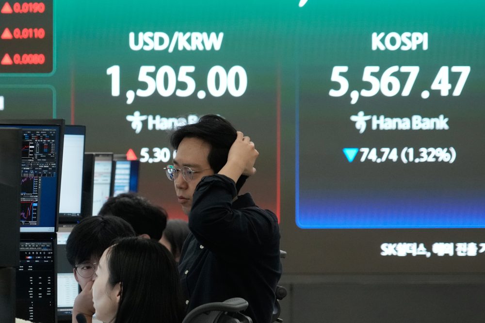 Asian stocks mostly fall and oil climbs again over Iran war de-escalation uncertainties