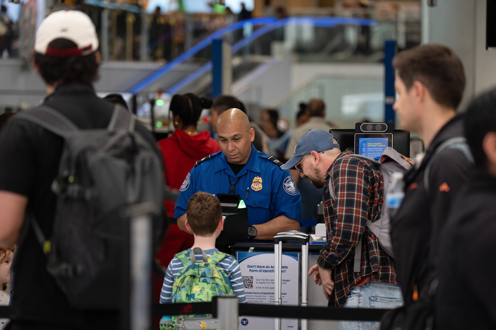 Trump signs order to pay TSA employees after Congress fails to agree on DHS funding