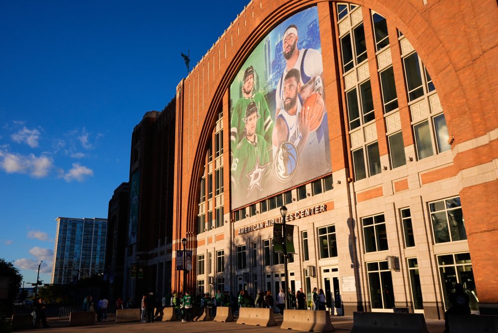Dallas Stars’ arena investigating 4 fans for apparently celebrating with a Nazi salute