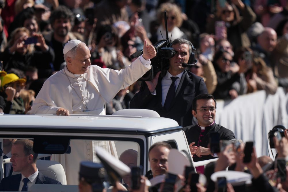 Flyers fans have faith as run at playoff spot follows family’s jersey gift to Pope Leo XIV