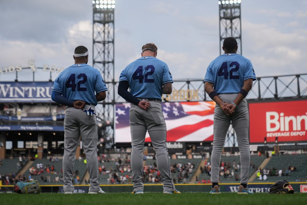 Singer leading Jackie Robinson festivities collapses before White Sox game against Rays