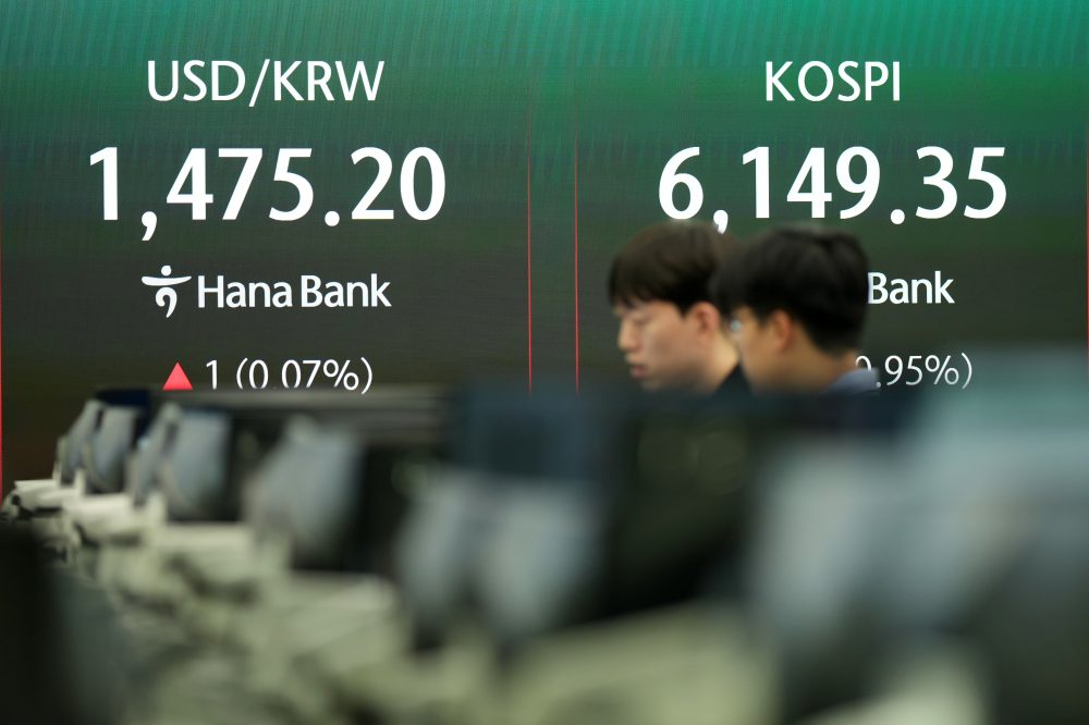 Asian stocks mostly higher after Wall Street hits record and oil steadies