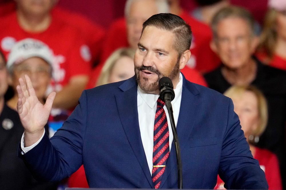 Judge sides with Arizona election official in ruling that has implications for midterms voting