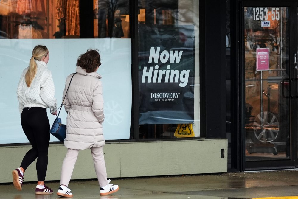 US jobless claim filings rise modestly to 214,000 last week, remain at historically healthy levels