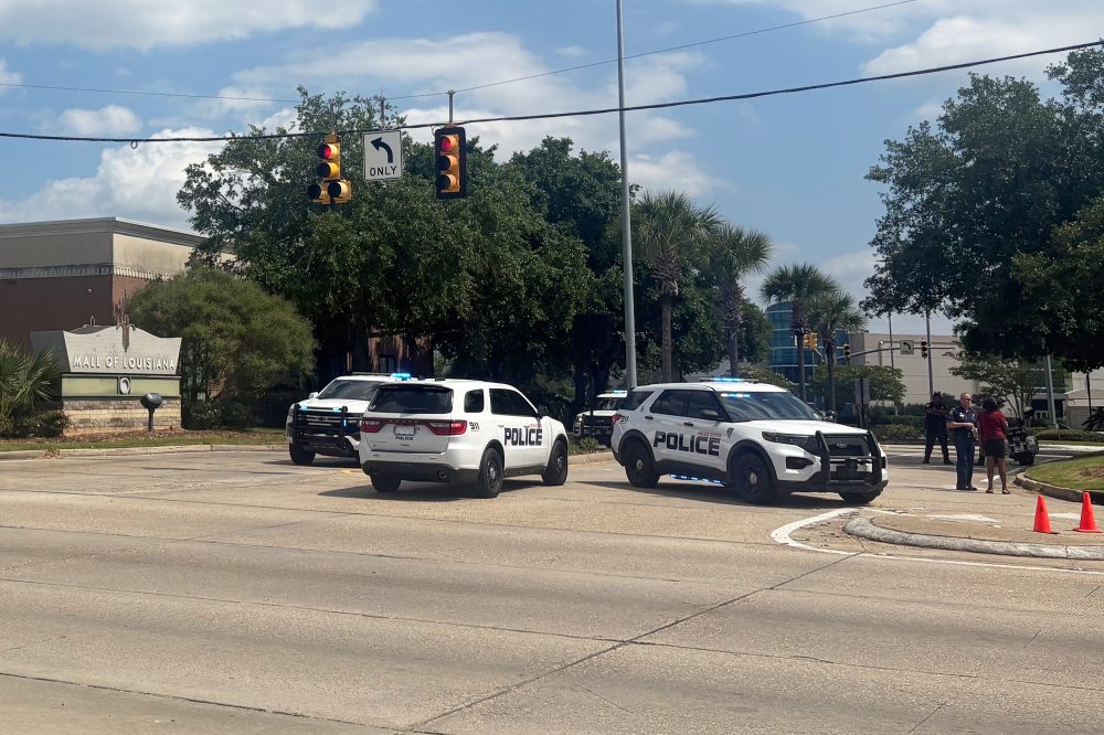 Police say 10 hurt, suspects fled after two groups shot at each other inside Mall of Louisiana