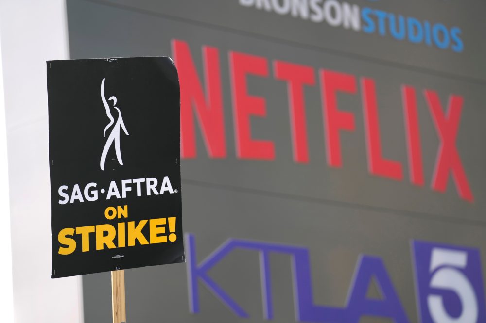 Screenwriters overwhelmingly approve a 4-year contract with Hollywood studios