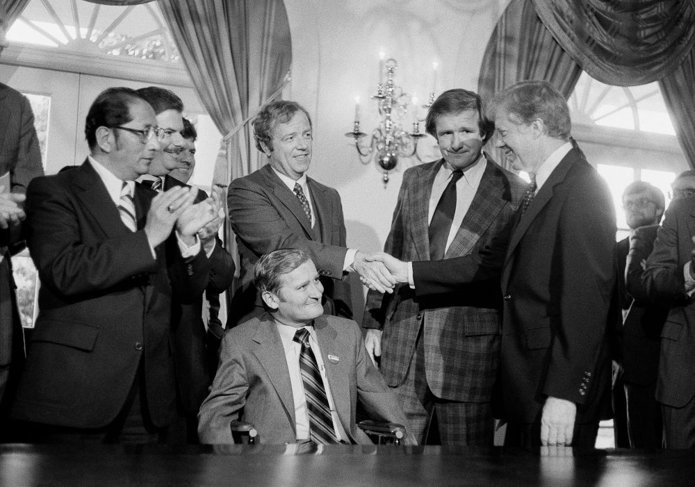 Donald Riegle, who represented Michigan in Congress under 7 presidents, dies at 88