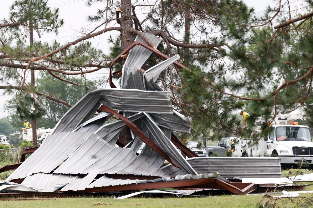 Fast-moving storms batter the Midwest, flooding streets and stranding commuters