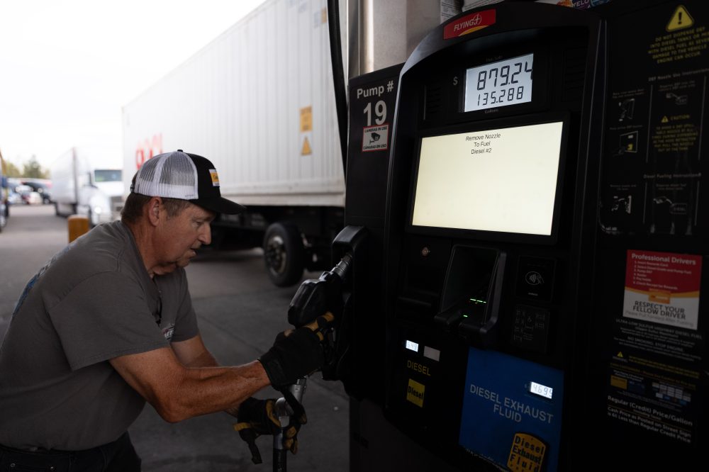 US consumer confidence inches higher in the face of soaring gasoline prices