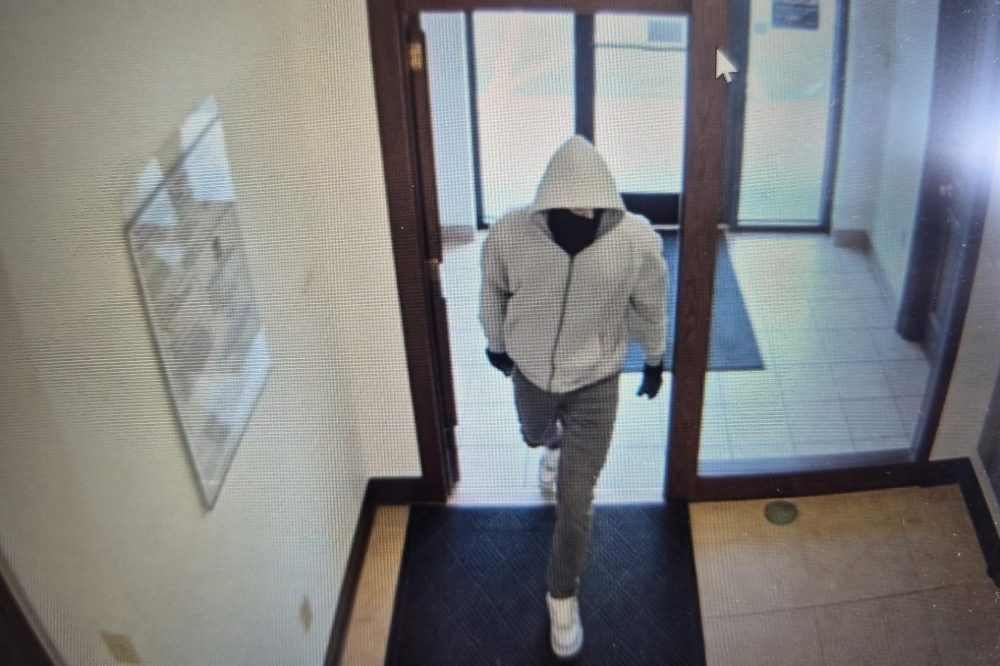 2 bank employees fatally shot in a bank robbery in Kentucky