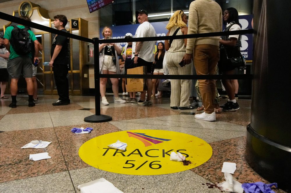 5 people hurt in stabbings at New York’s Penn Station with a suspect in custody, authorities say