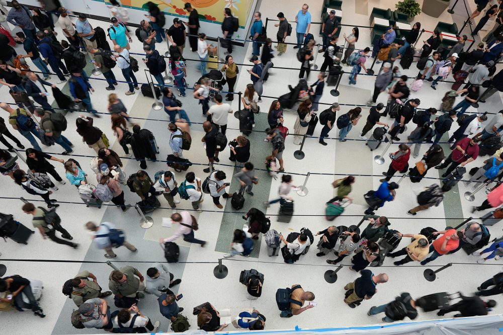 Man in Texas is accused of using a fake boarding pass to get on a United flight to Los Angeles