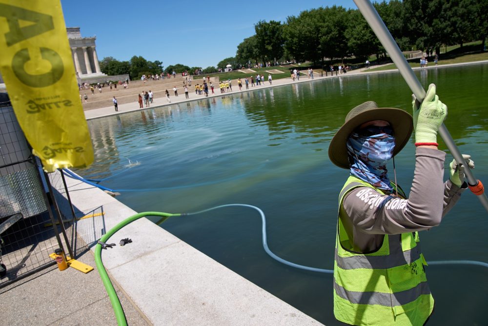 Trump administration uses hydrogen peroxide and tiny bubbles against algae in Reflecting Pool
