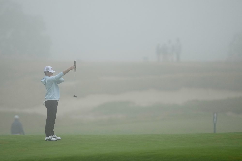 US Open off to a slow and foggy start at Shinnecock Hills