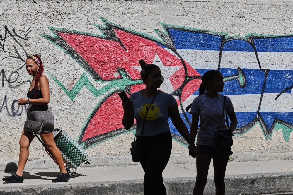 Cuban official says talks with the US are at a standstill, announces UN debate on US oil embargo