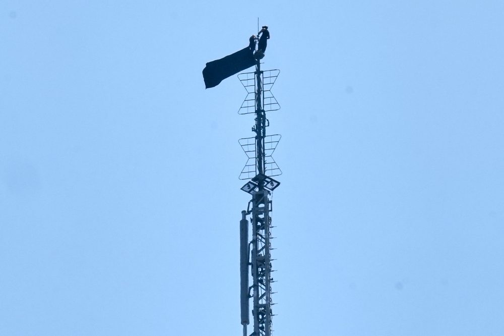 2 people hang banner about ‘the power of love’ on Empire State Building antenna