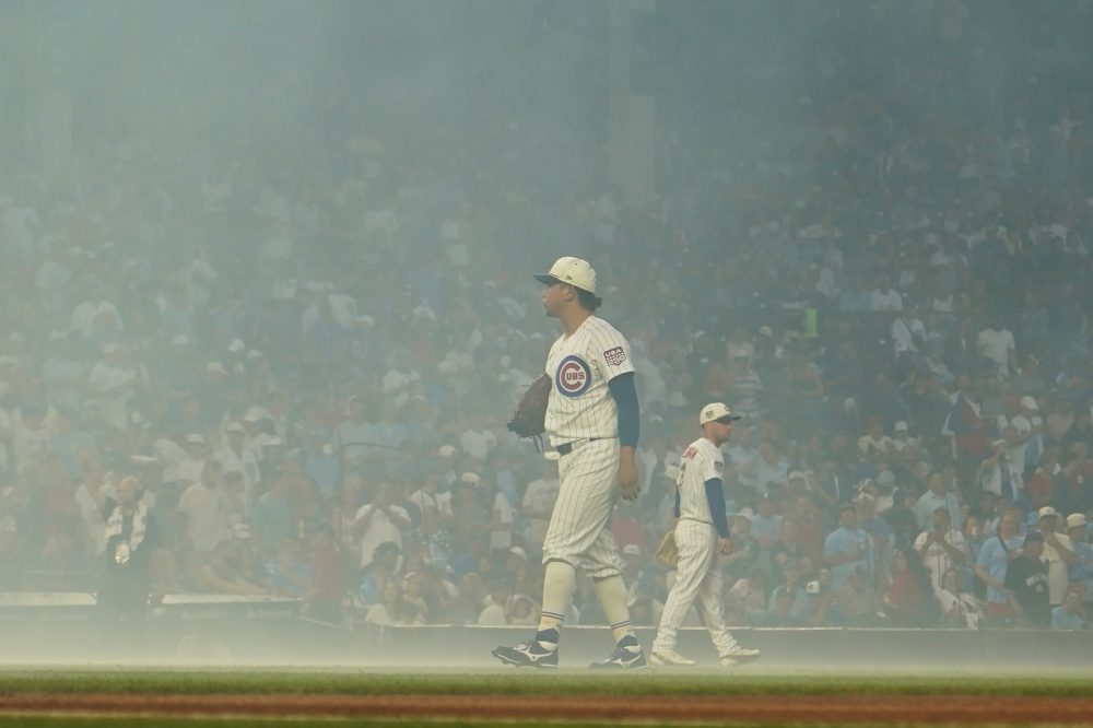 Cubs fans sing `Take Me Home, Country Roads’ during fog delay at Wrigley Field