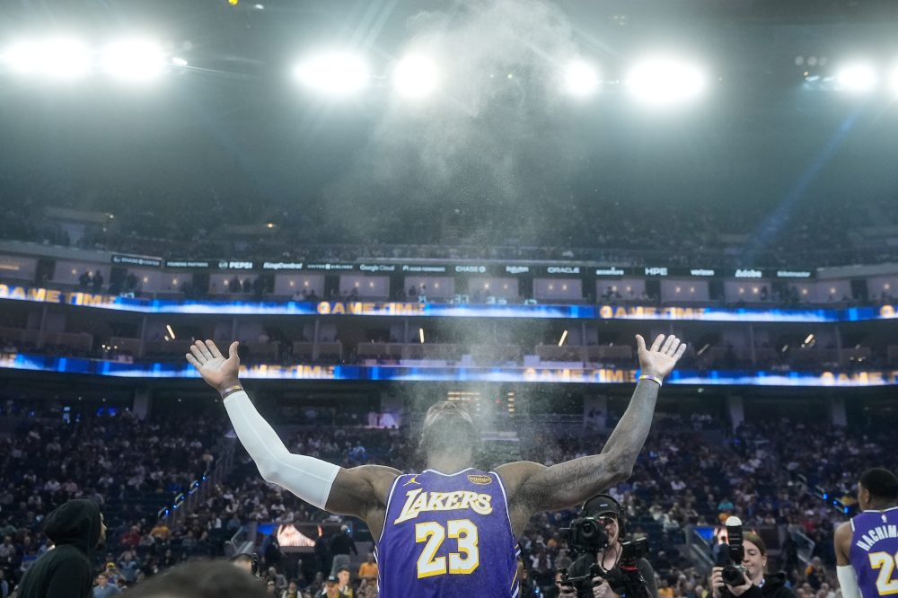 LeBron James scheduled to speak Thursday at Fanatics Fest in NYC, as NBA waits to hear his plans