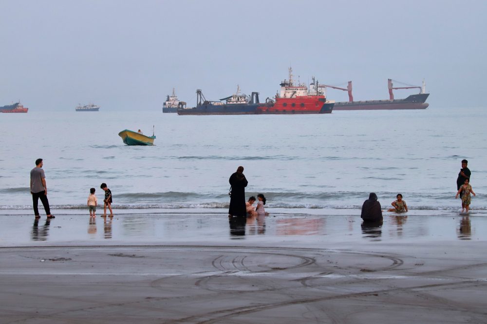 Possible Strait of Hormuz deal, Israeli soldiers killed in Lebanon and other news in the Mideast