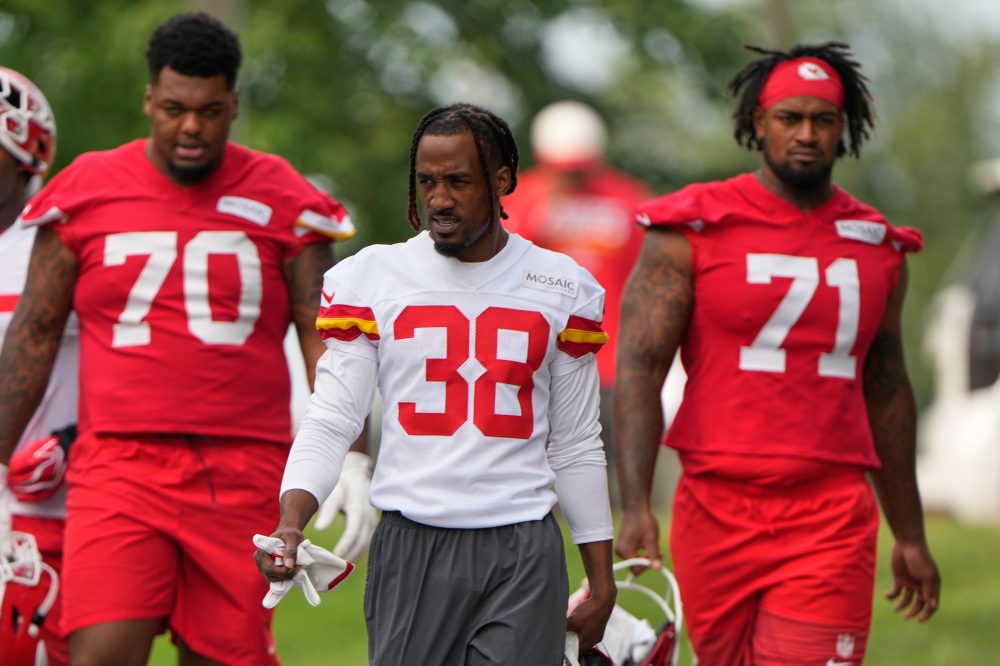 Josh Simmons is back at full speed, providing a key shield for Patrick Mahomes in Chiefs camp