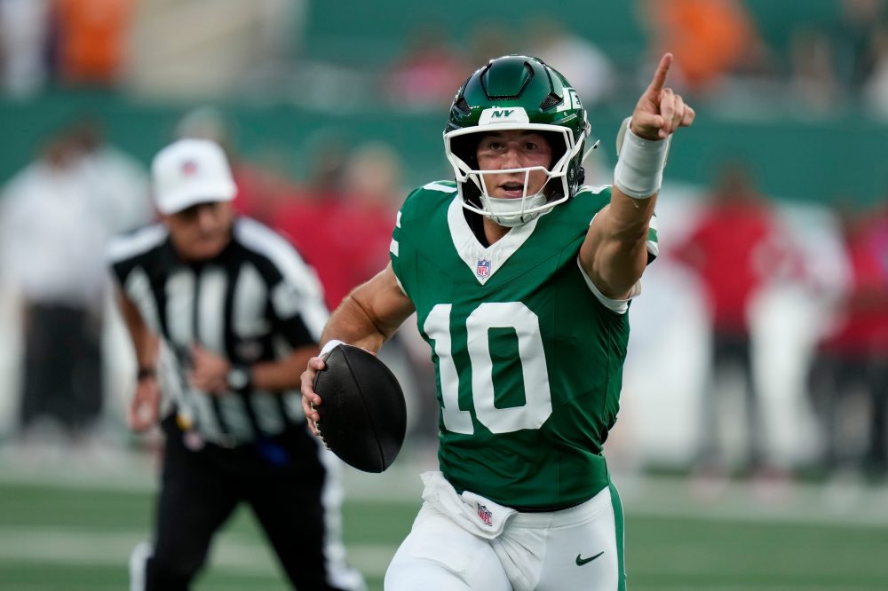 Rookie Cade Klubnik leads 2 scoring drives after Geno Smith is scratched in Jets’ 24-16 loss to Bucs