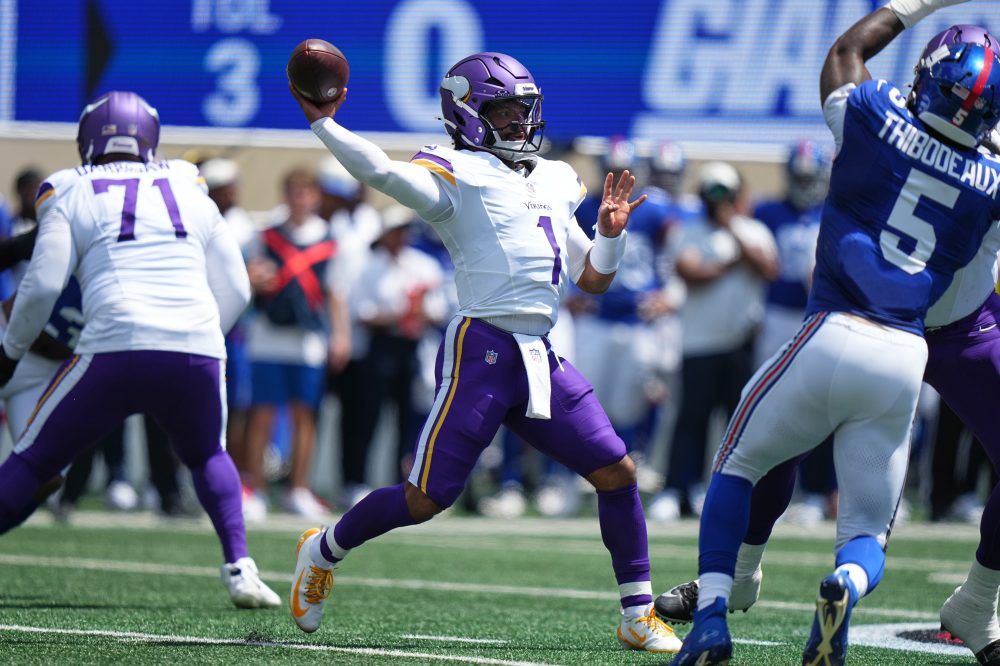 Murray debuts as Minnesota’s starting QB and Dart throws for a TD as Vikings beat Giants 13-10