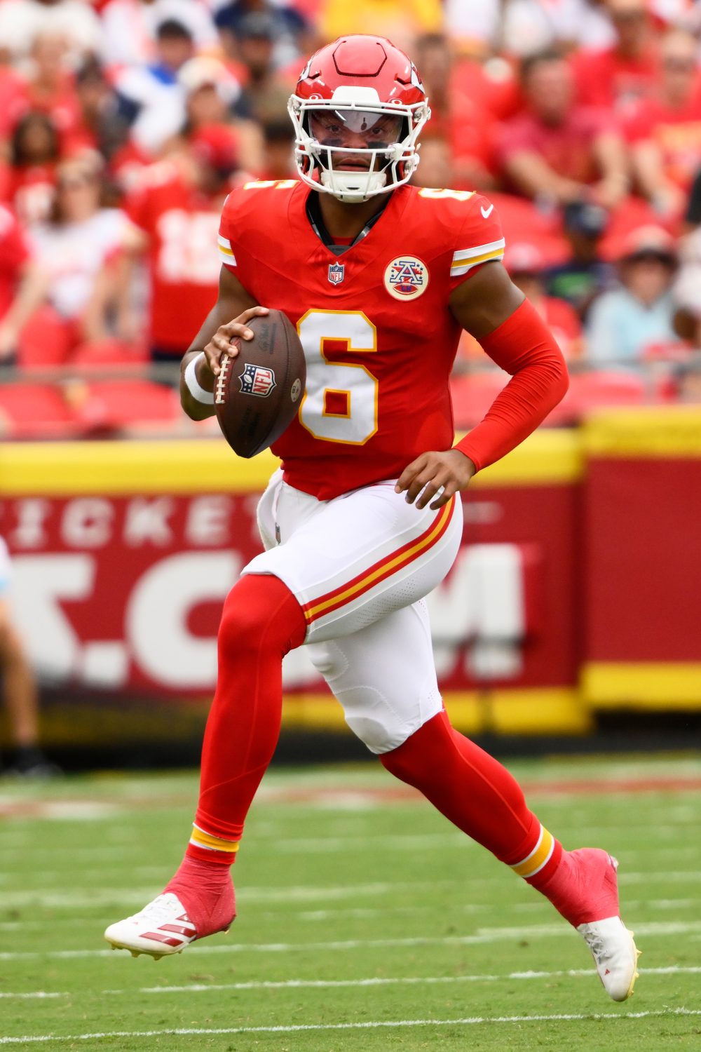 Vet Justin Fields solid for Chiefs, rookie Ty Simpson sharp as Rams rally for 20-12 preseason win