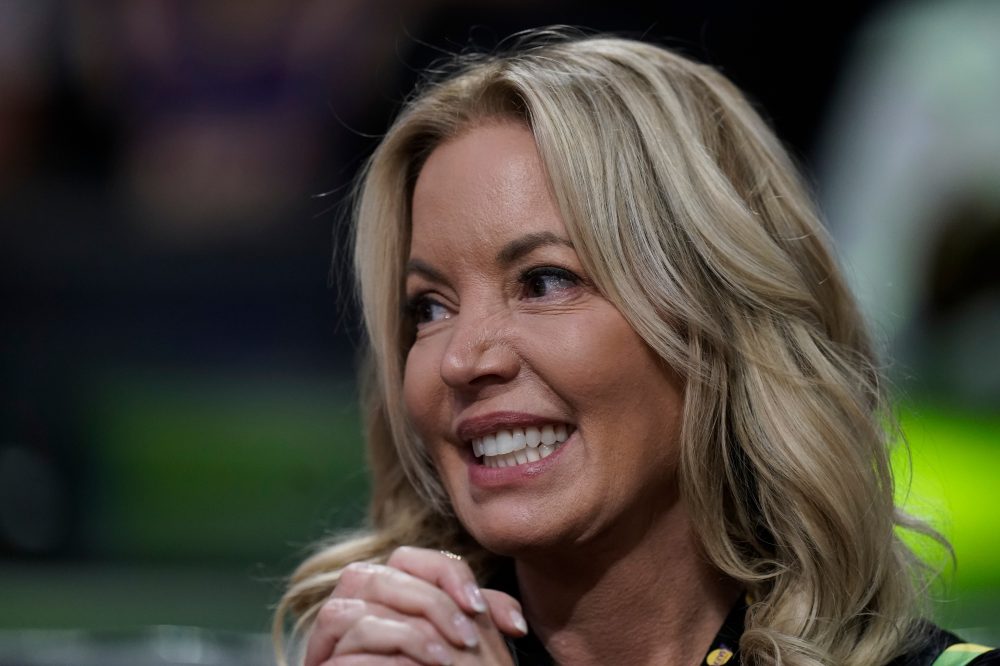 5 Buss siblings say they still intend to sell Lakers minority shares despite Jeanie’s opposition