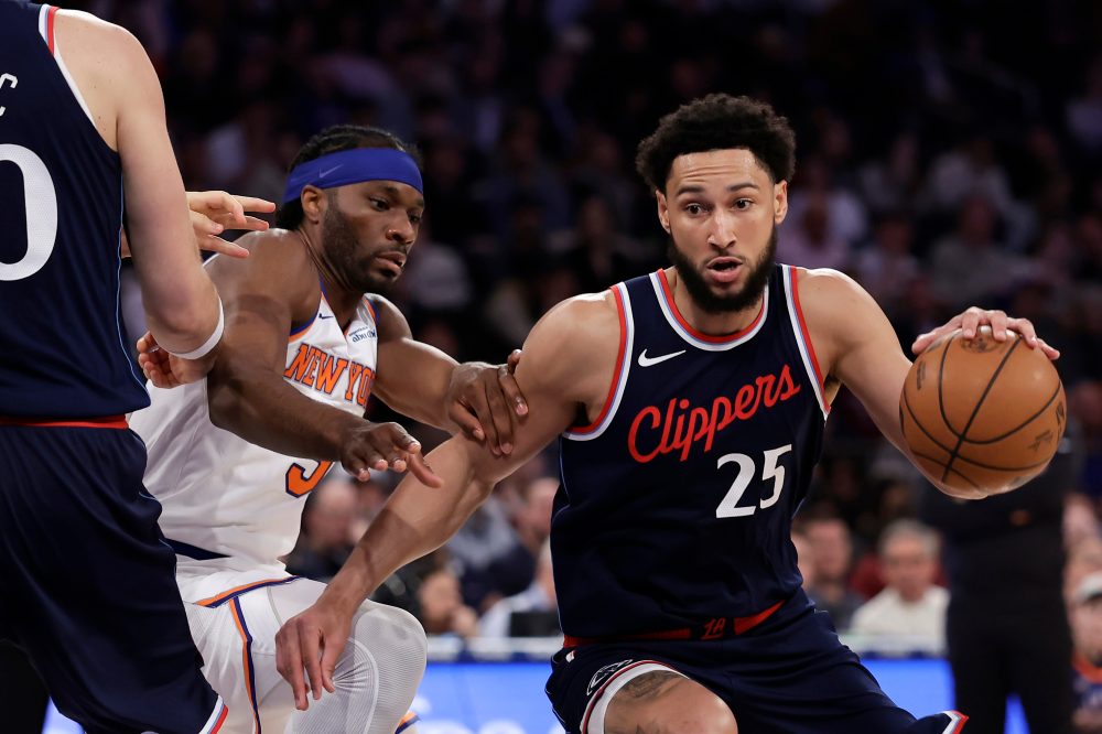 Ben Simmons agrees to a 1-year contract with the Sacramento Kings, AP source says