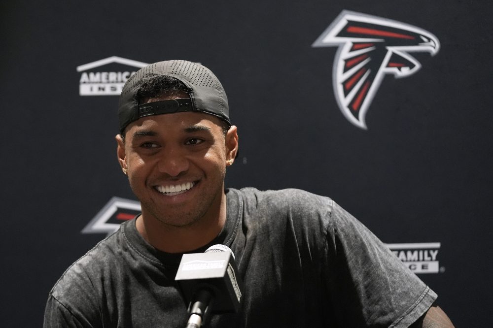 Falcons QB Tua Tagovailoa leaves practice with an oblique injury