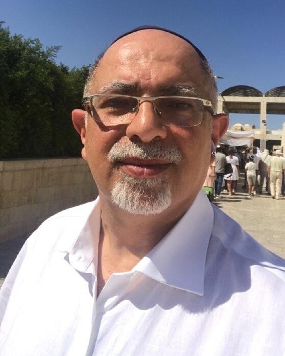 A New York jeweler has been released from prison in Iran but is banned from leaving war-torn country