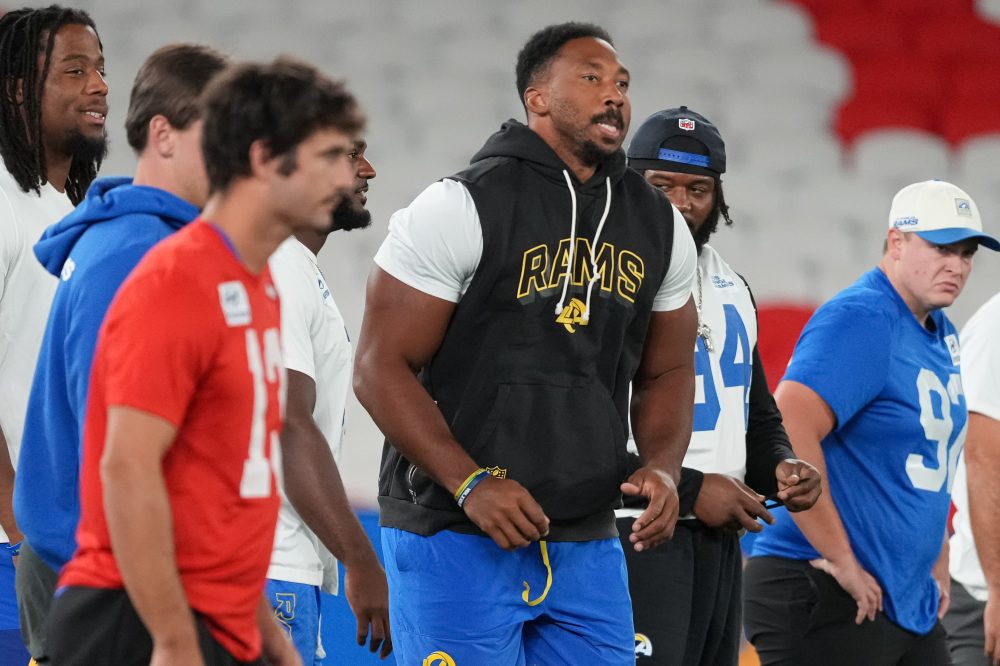 Rams star Myles Garrett will have knee surgery, expected to miss 4 games, AP source says