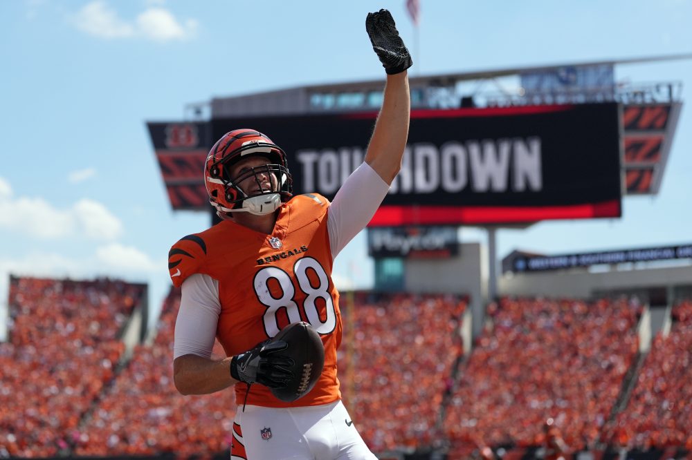Bengals force 4 turnovers, Burrow throws for TD in 33-27 win over the Buccaneers