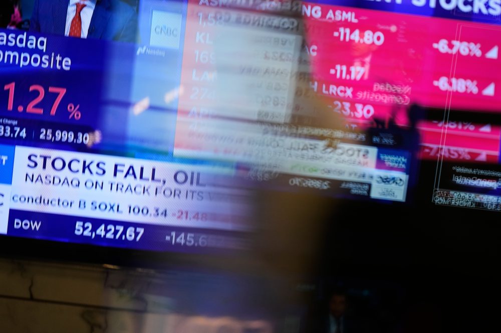 Asian shares trade mixed as markets continue to watch AI stocks and oil prices