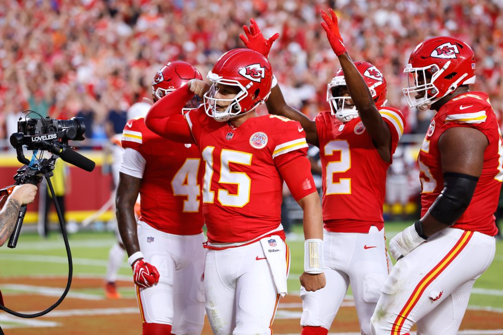 Walker runs all over Denver, Mahomes looks healthy as Chiefs beat up Broncos 31-10
